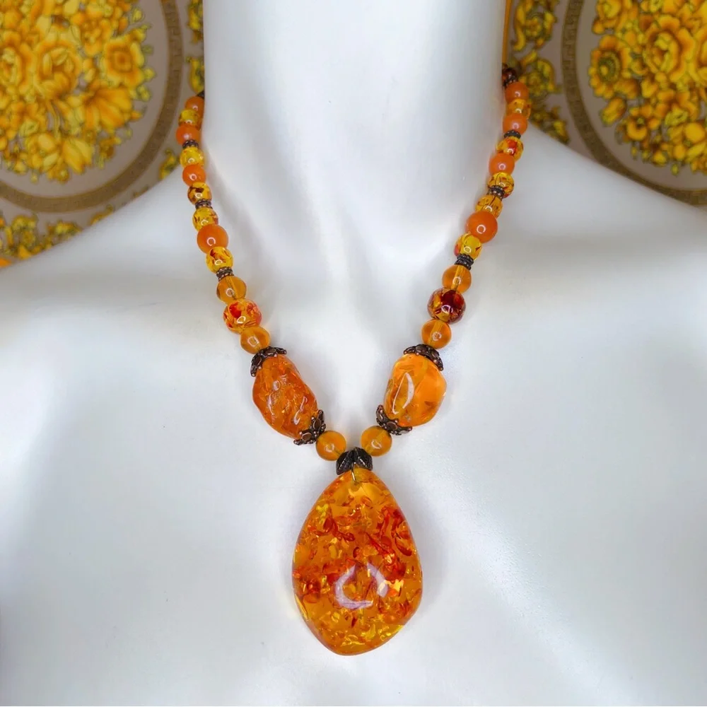 ❌ SOLD ❌ Neiman Marcus lucite amber 16” necklace 💛 - Picture 2 of 5